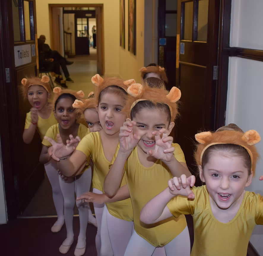 Little Performers class at Barefoot Camden